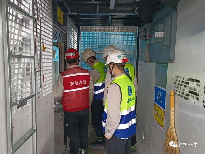 施工升降机安装前准备_升降货梯如何正确的安装在地坑中_施工升降机自检验收