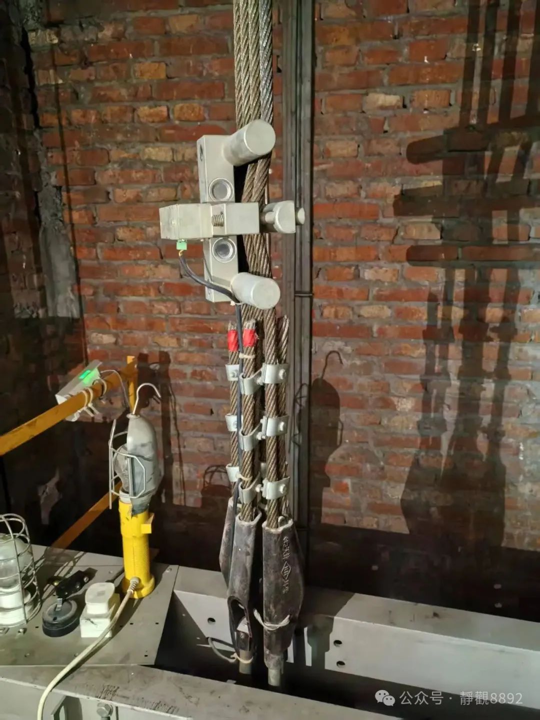 电梯钢丝绳保养检查_钢丝绳断丝磨损更换标准_江苏升降货梯如何缠绕新绳