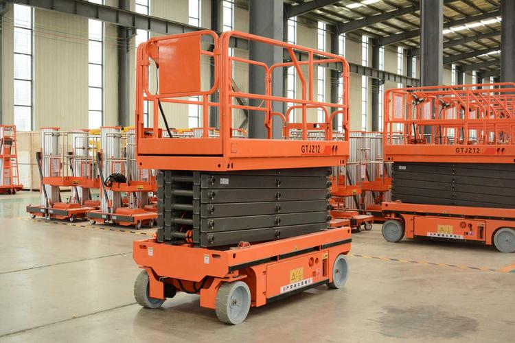 全自行走式升降机(自行走式升降机靠什么来刹车的)