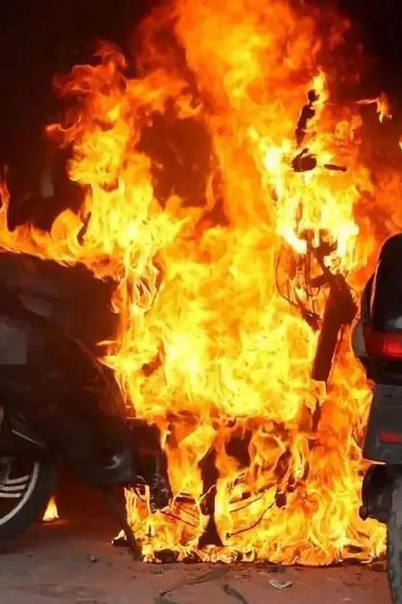 锂电池进电梯安全规定_如何预防液压升降货梯的高温故障_锂电池火灾事故案例分析