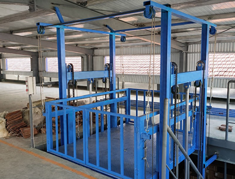 天降2吨巨梯！水富升降机竟这样工作，危险操作看呆所有人