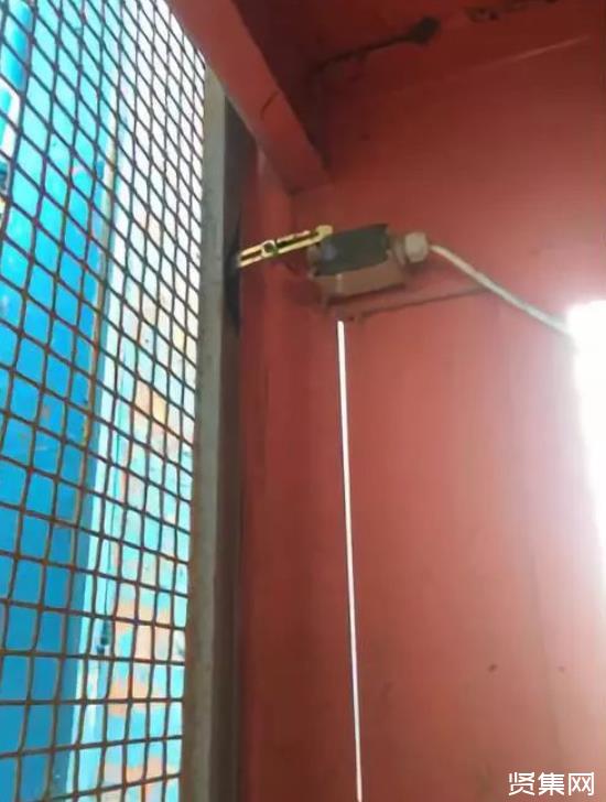 液压升降货梯的门如何防护_施工升降机安全通病及防治措施_施工升降机安全保护装置