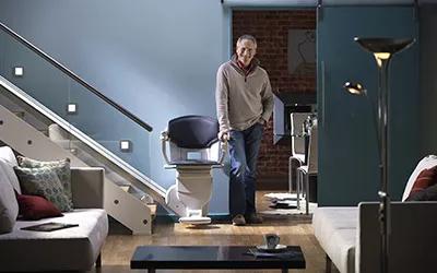 国内自行走升降机转向技术大爆发！这丝滑操作简直救了老师傅的腰